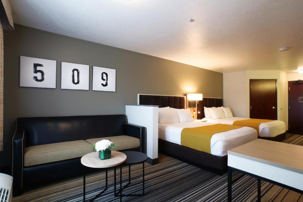 Two Room Family Suite 1 King 2 Queen interior